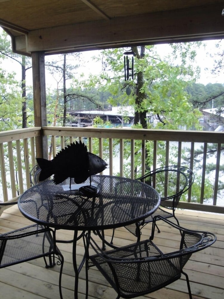 Lake view two bedroom, two bath log-sided cottage with private hot tub overlooking Lake Ouachita. by RedAwning