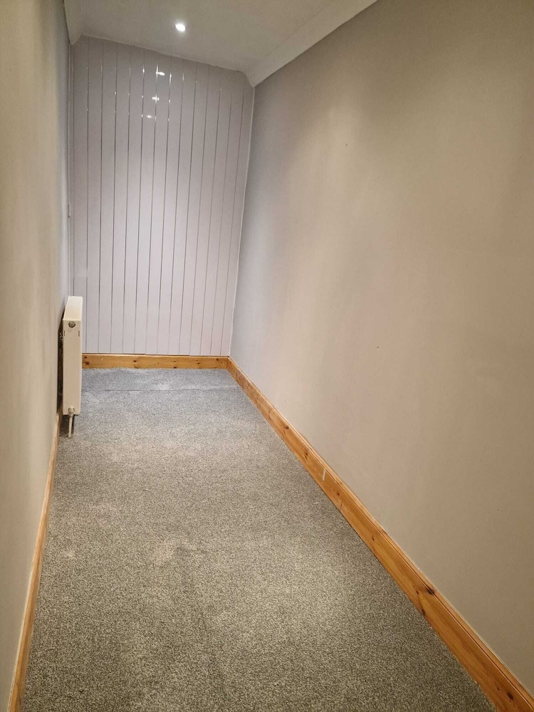 Nice House in a Quite Neighbourhood Close to Parks and a Short Drive to Town