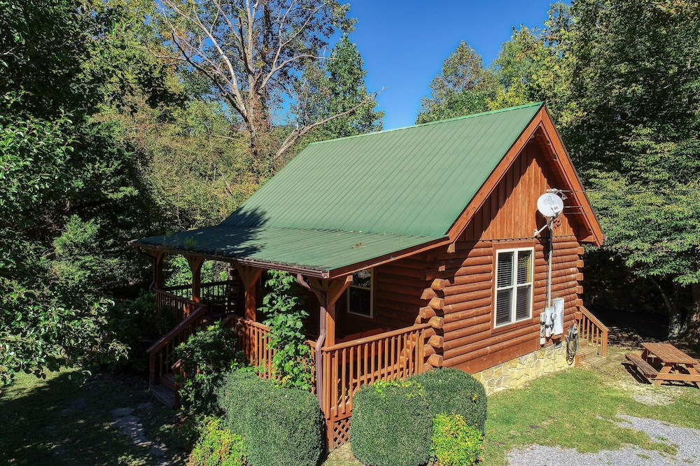 Creek Heaven - 2 Bedrooms, 2 Baths, Sleeps 6 Cabin by RedAwning