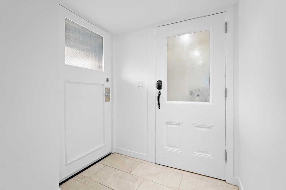 Luxurious Lower Level Apartment Closeto Downtown