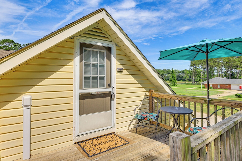 10 Mi to Mobile Bay: Family Apt in Silverhill!