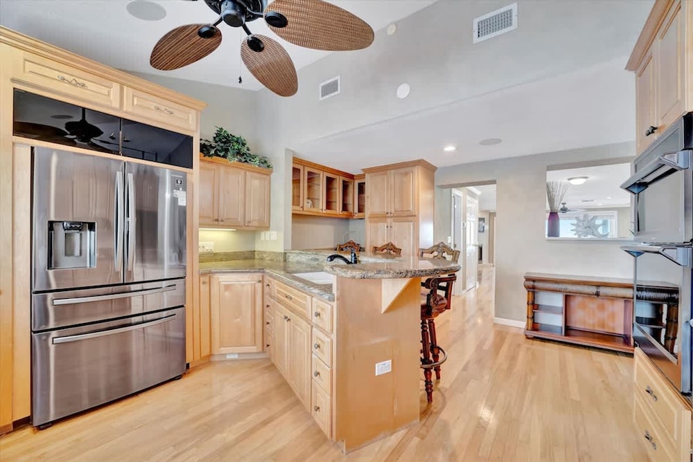 Stones Throw Beachfront Premier Suite 4 Views