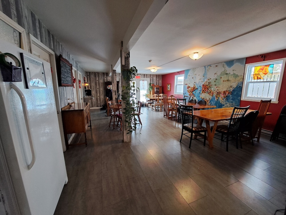 Levis Vacations - Auberge Jeunesse LouLou's Backpacker Hostel - Property Image 45