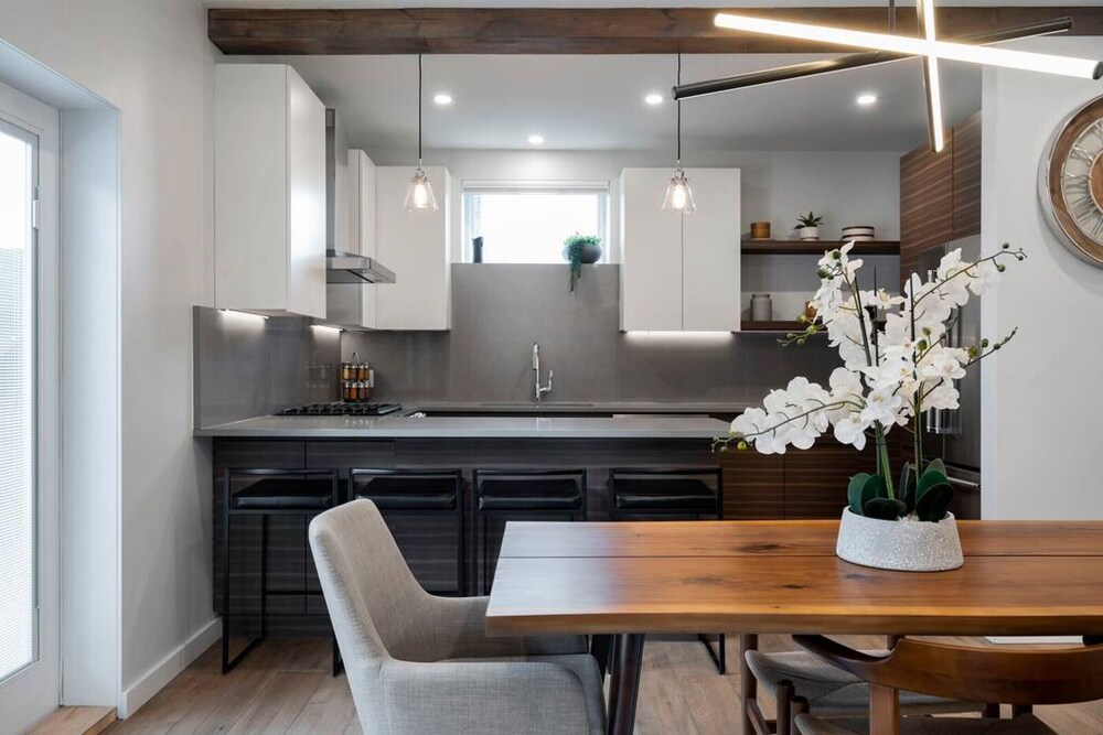 Mclean Stunning 3 Bdrm Reno - Few Blocks off Commercial
