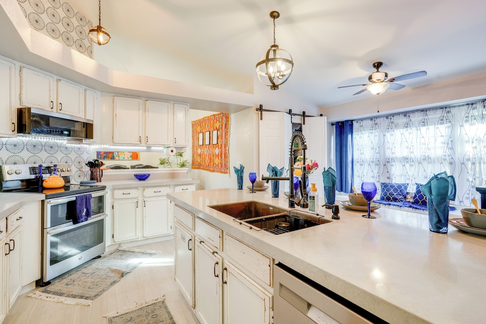 Luxe Outdoor Oasis: 'palm Tree Villa' in Chandler