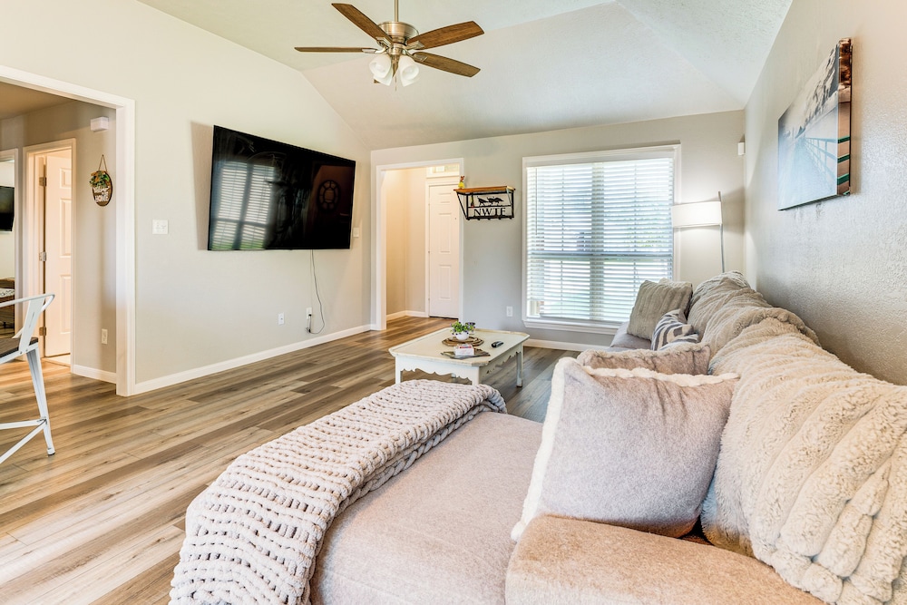 9 Mi to College Station: Dog-friendly Home w/ Yard