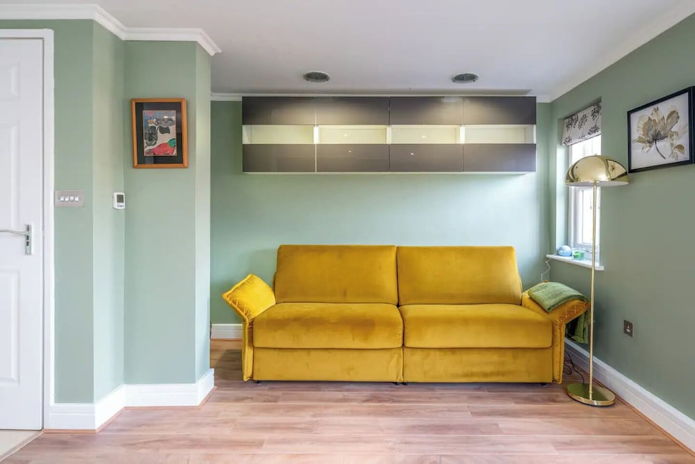 Designer 1 Bed Flat Barons Court Sleeps 4, Balcony