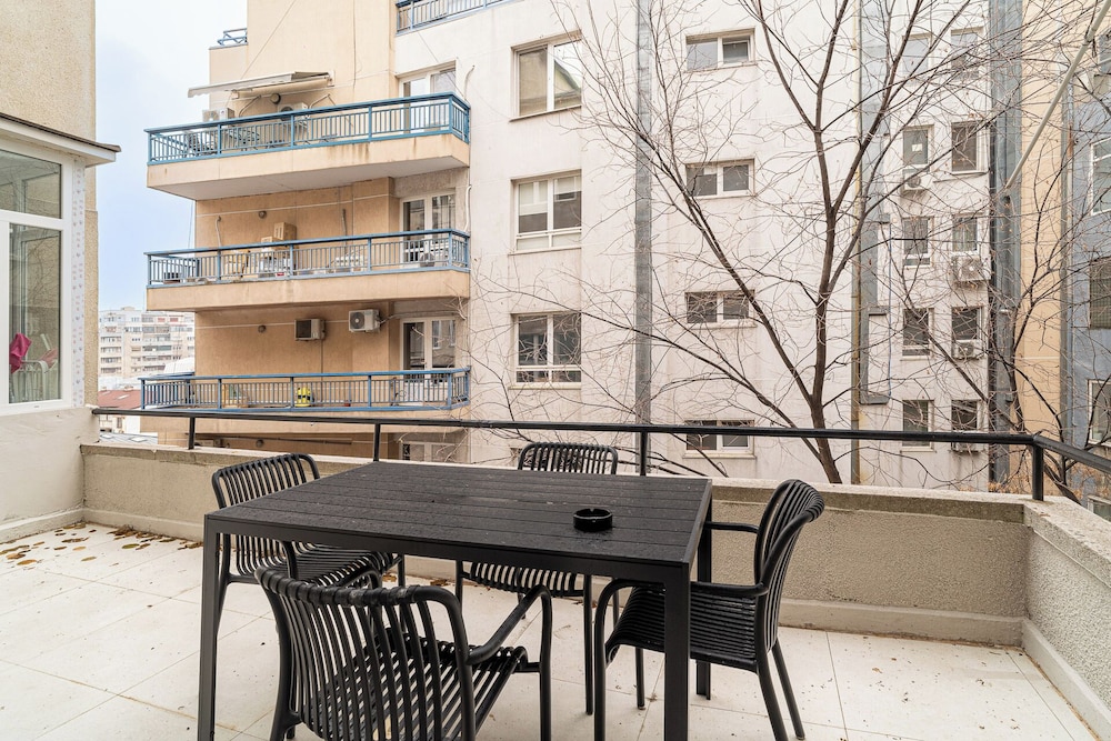 Loggia & Luxe 4BR Penthouse in Universitatii Area