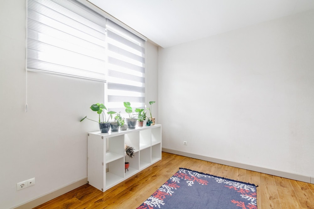 Chic Flat w Gym and Terrace 5 min to Kanyon Mall
