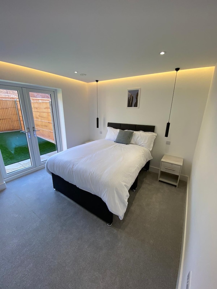 Stylish 2 Bed 2 Bath Flat with Garden view 2