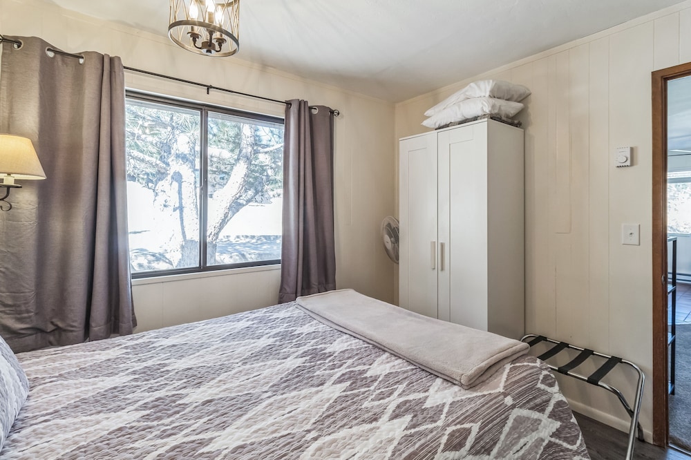 Cozy Cabin Retreat With Scenic Views 2 Bedroom Cabin