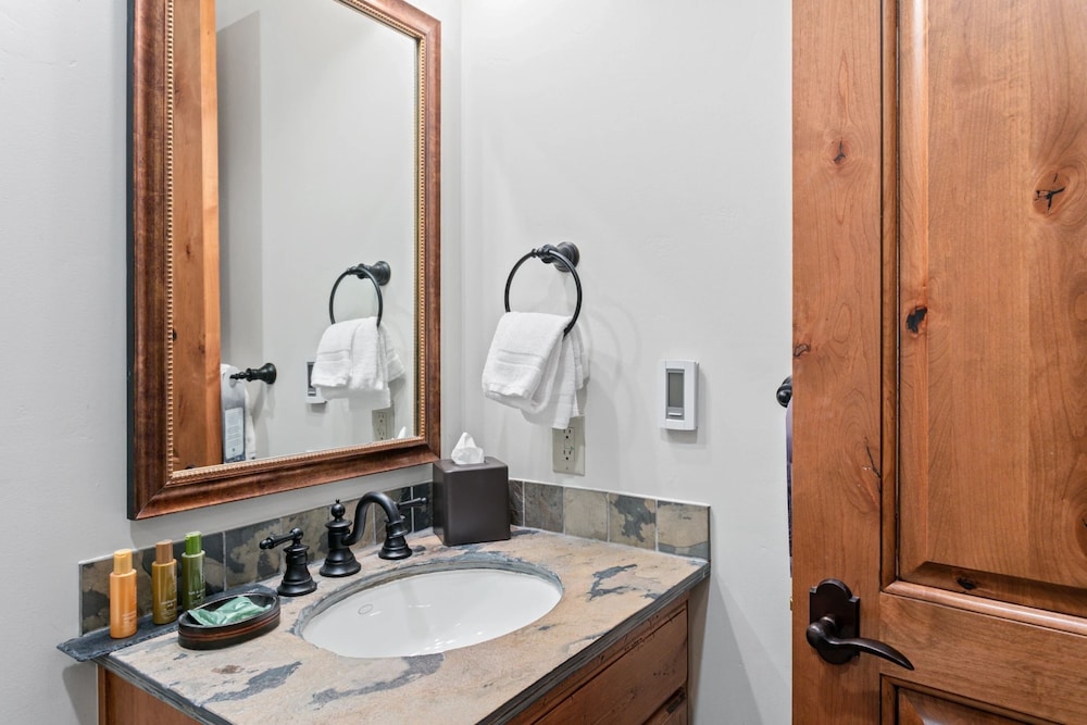 Grand Lodge - 3 Bedroom Deluxe #206 - Ski-in/out 3 Condo