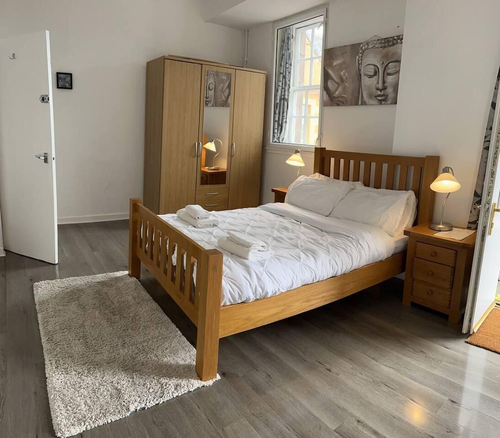 2-bed Historic Apartment in old Town Edinburgh view 3