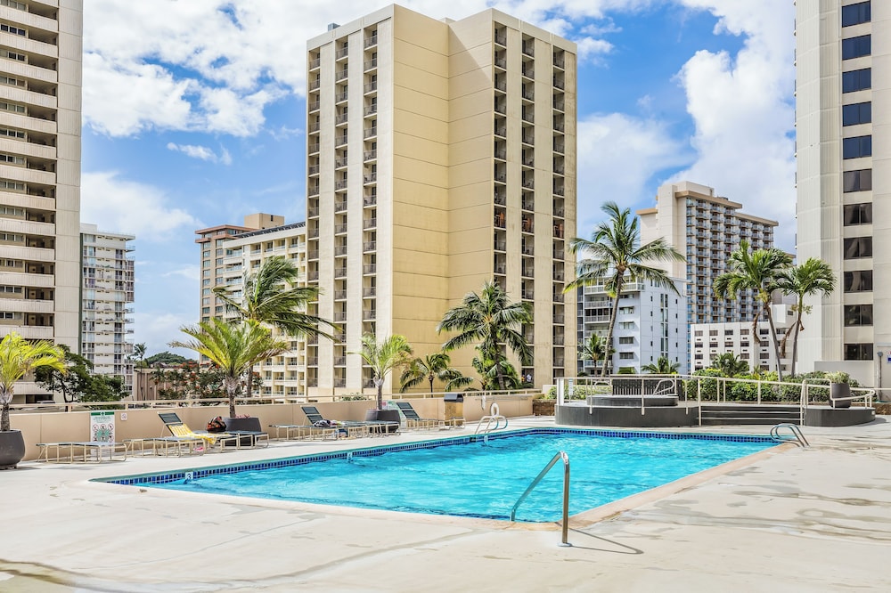 Waikiki Banyan 3409