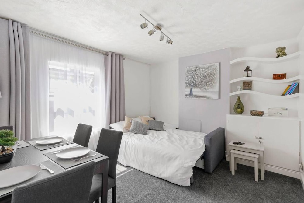 Impeccable Apartment in Bletchley Milton Keynes view 2