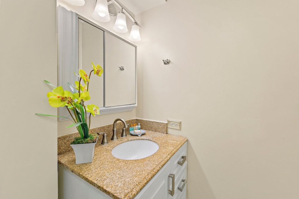 Pacific Monarch - 1 BR - Ocean & City Views