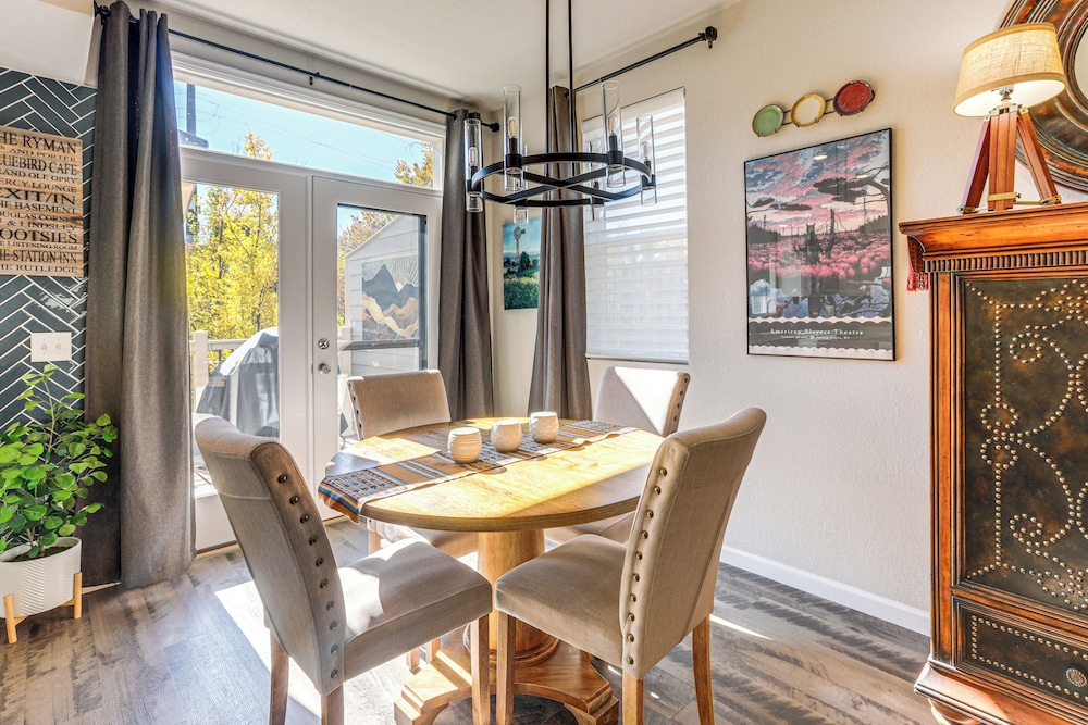 Walk to Light Rail! Townhome 9 Mi to Dtwn Denver