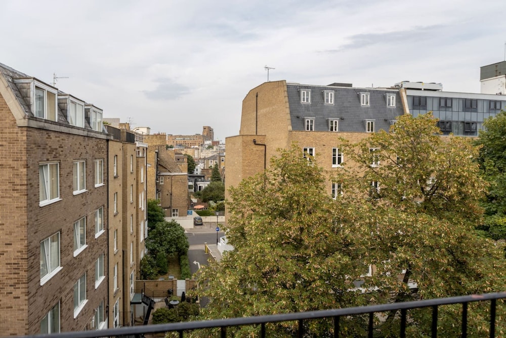 Elegant 1BR Apartment in Kensington With Balcony