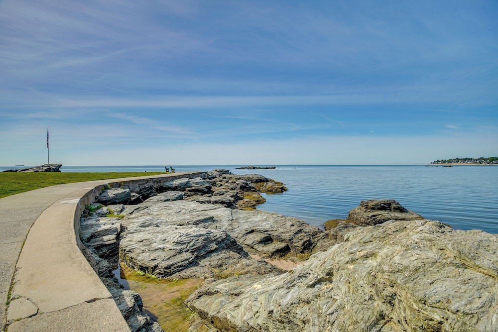 2 Blocks to Beach: Walkable Woodmont Village Home