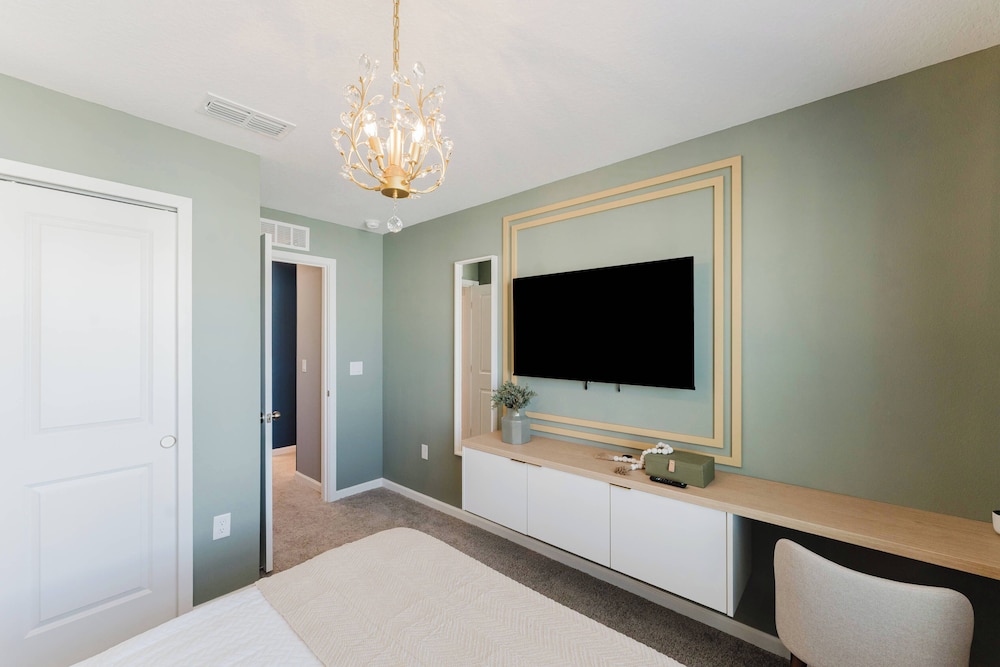 Themed 6BR Solara Near Disney Pool Summerkitchen