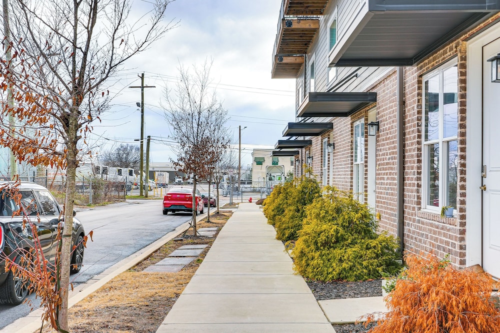 Balconies: Walkable Southside Chattanooga Condo!