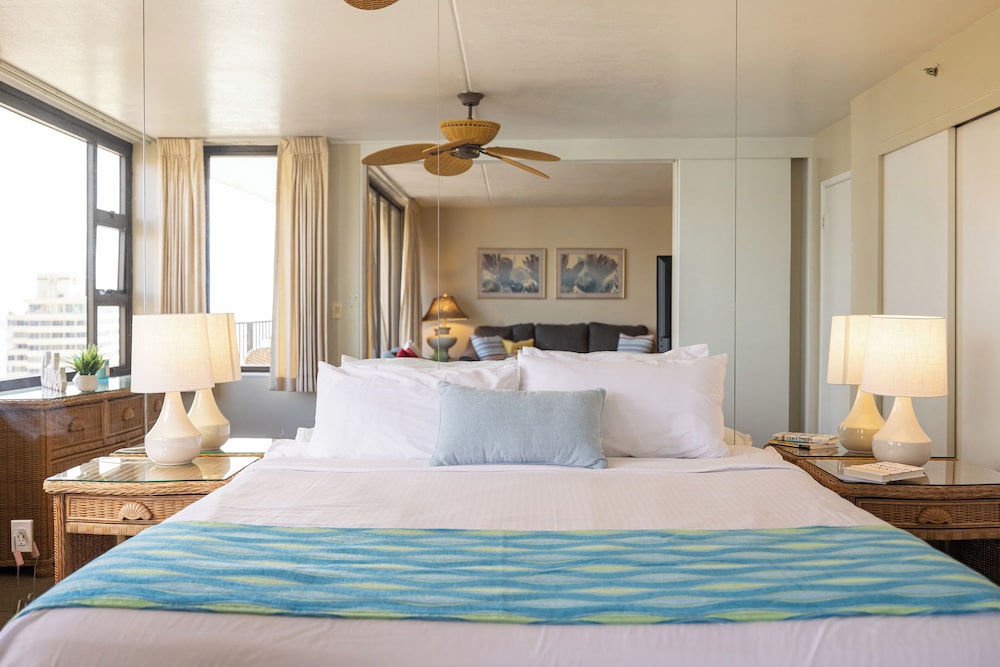 High Floor Ocean View Condo (King Bed and Parking): hotel room photo