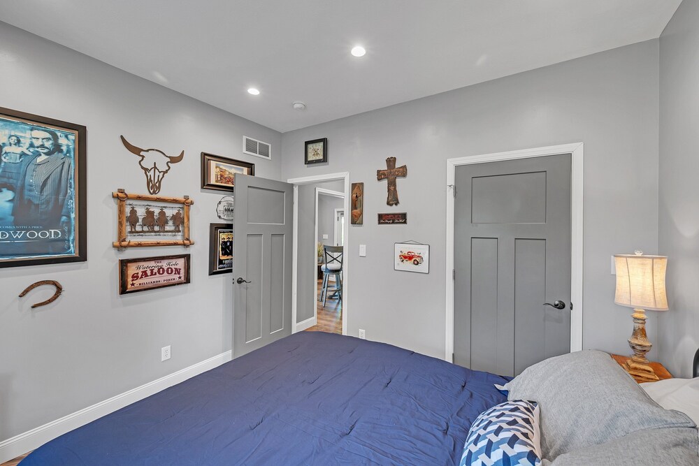 Lakeside Retreat With Hot Tub & Game Room 3 Bedroom Home