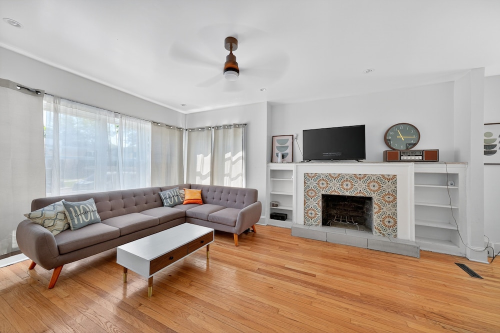 Chicago Getaway With Pool Table & Modern Comfort 3 Bedroom Home