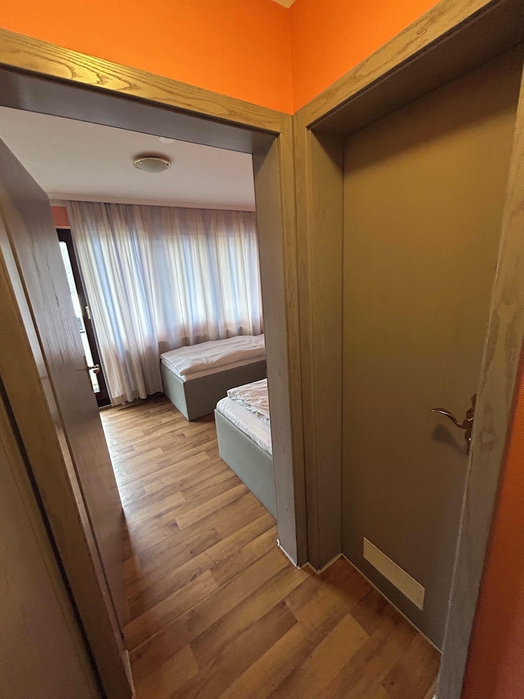 2-Rent Group Hostel Rooms AUB162