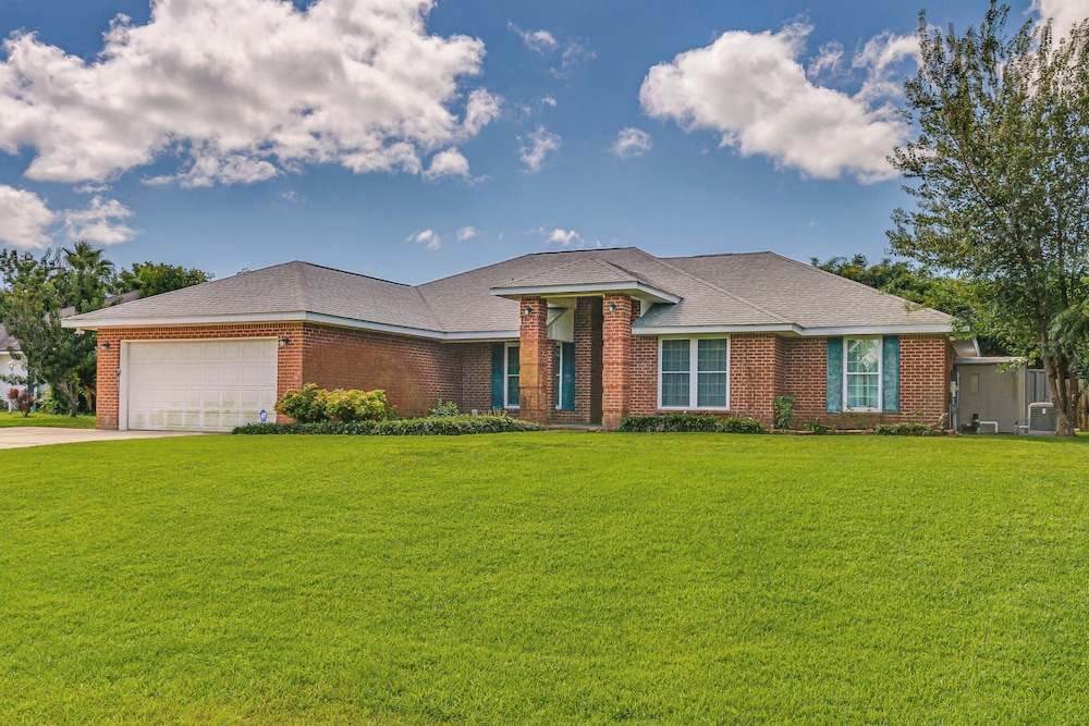 1 Mi to Zoo: 'rustic Bungalow' Gem in Gulf Breeze!