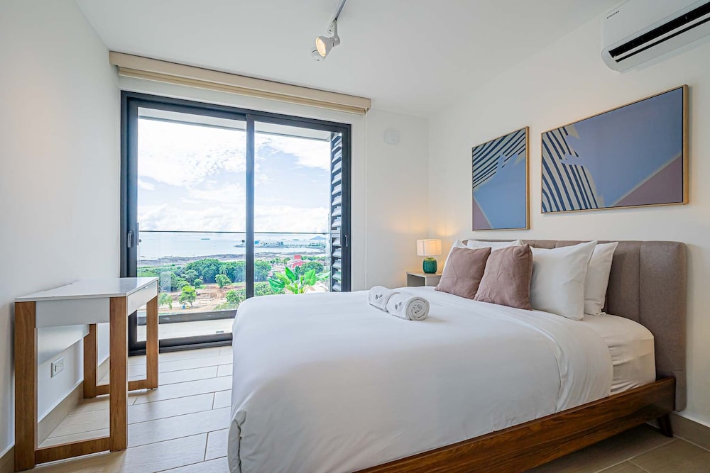 w Majestic 1BR w Stunning Balcony View