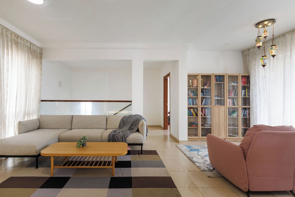 Skyline Haven by Red Olive4bhk30mins Airport