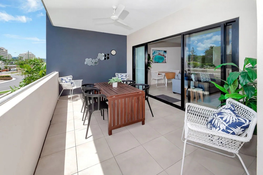 Coastal 2-bed With Parking & Pool by the Ocean
