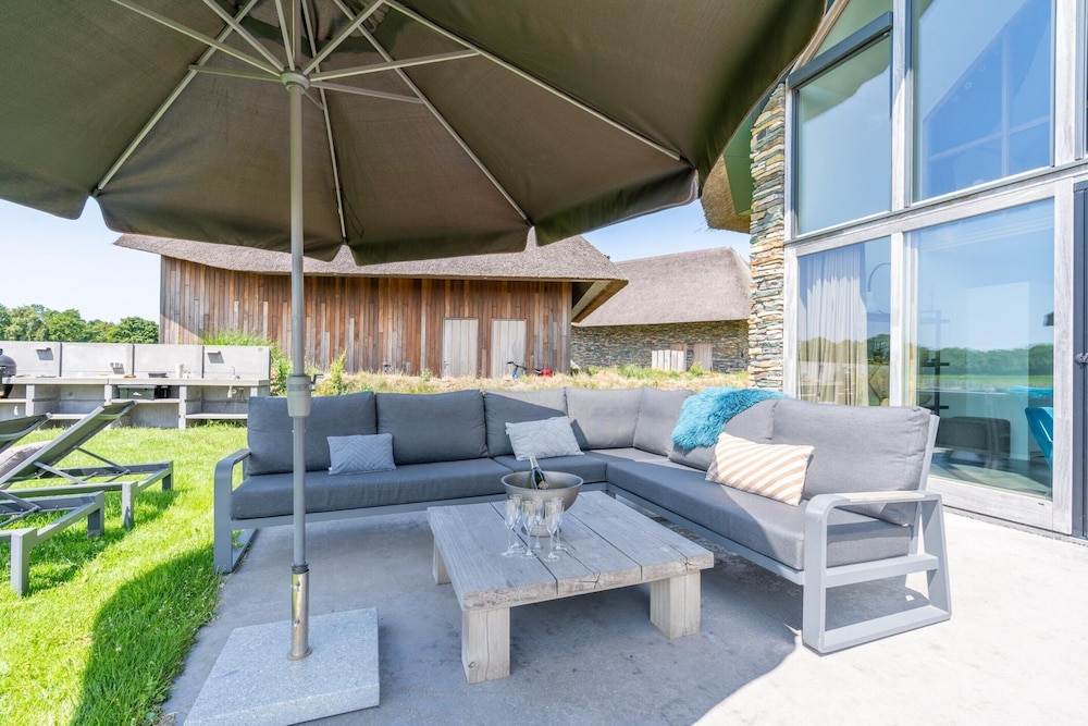 Modern 6-person Villa With Private Hot Tub - Near Beach & Nature