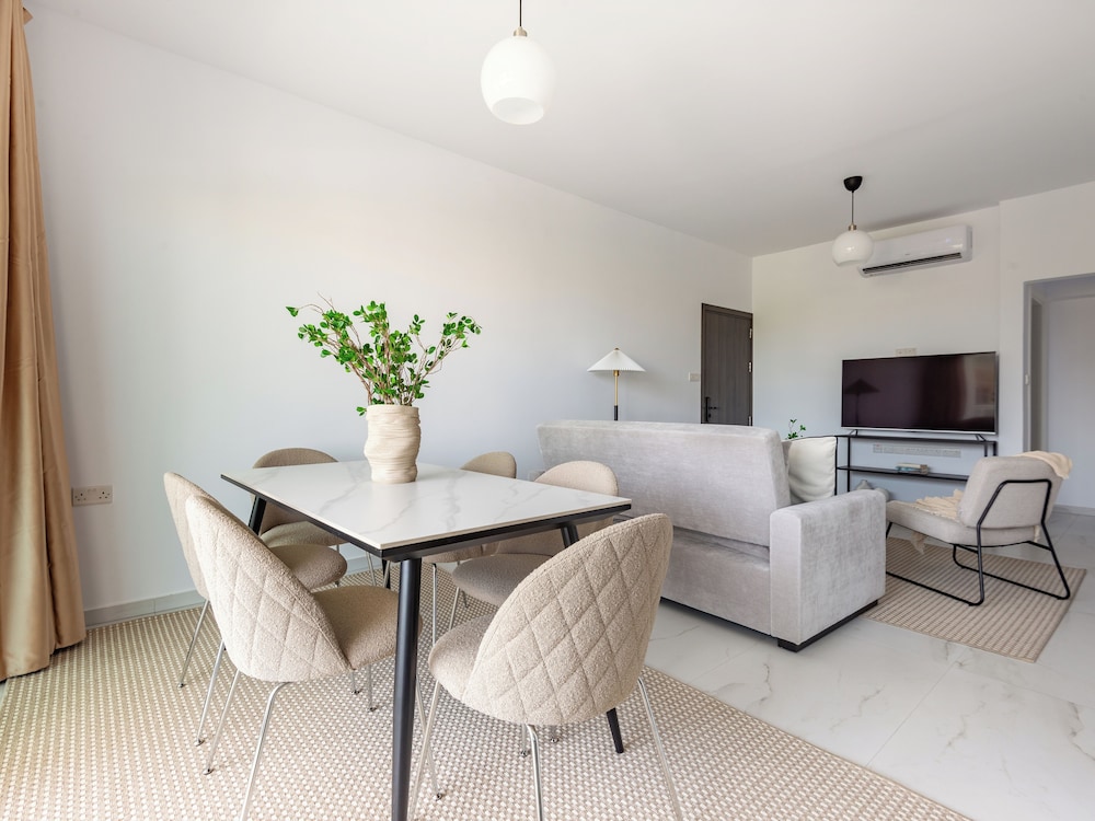 Sanders Cruise - Bright 2-bdr Apt With 2 Balconies