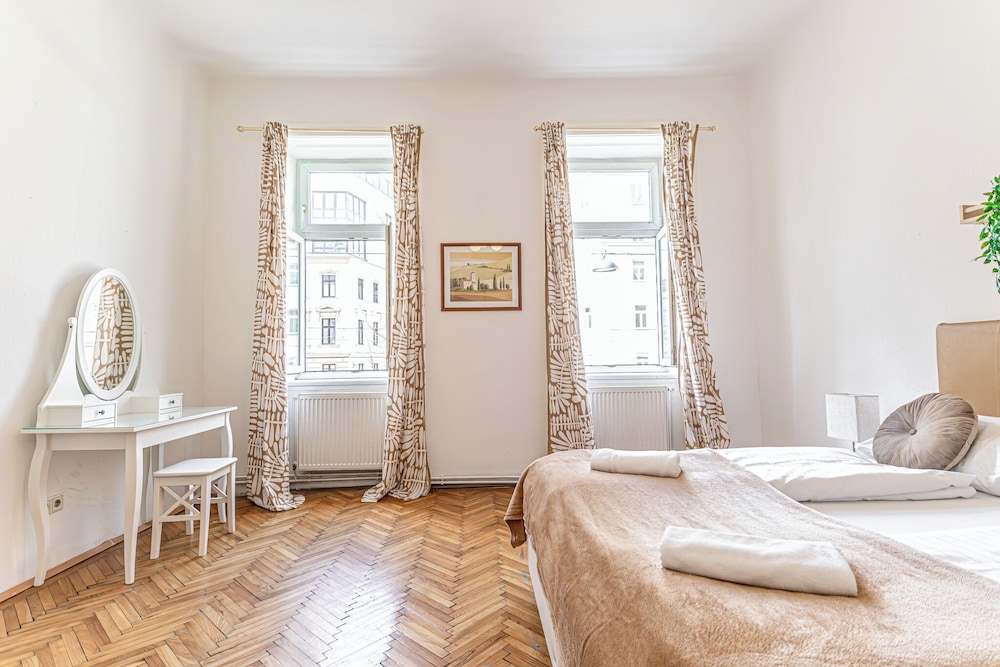 Cozy 2BR Apt Prime Central Spot