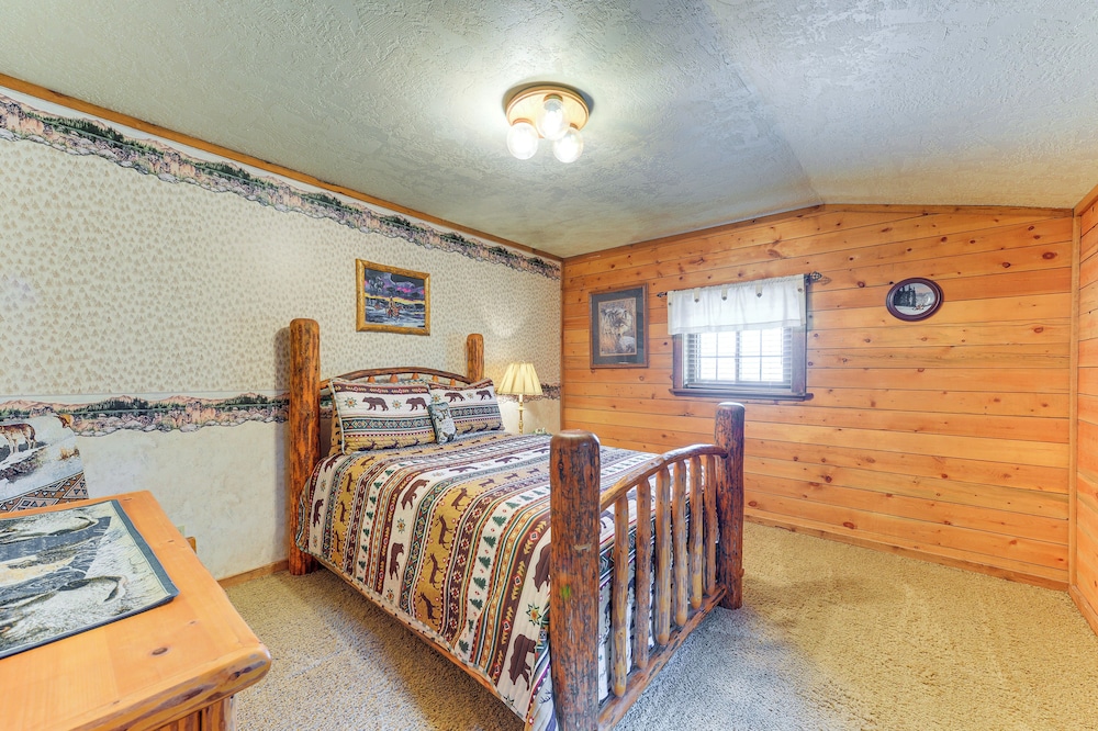 Stunning Mountain Views: Spacious Cabin in Dubois!