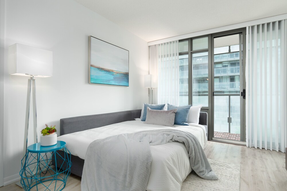 Modern Condo in Financial District - Image 5