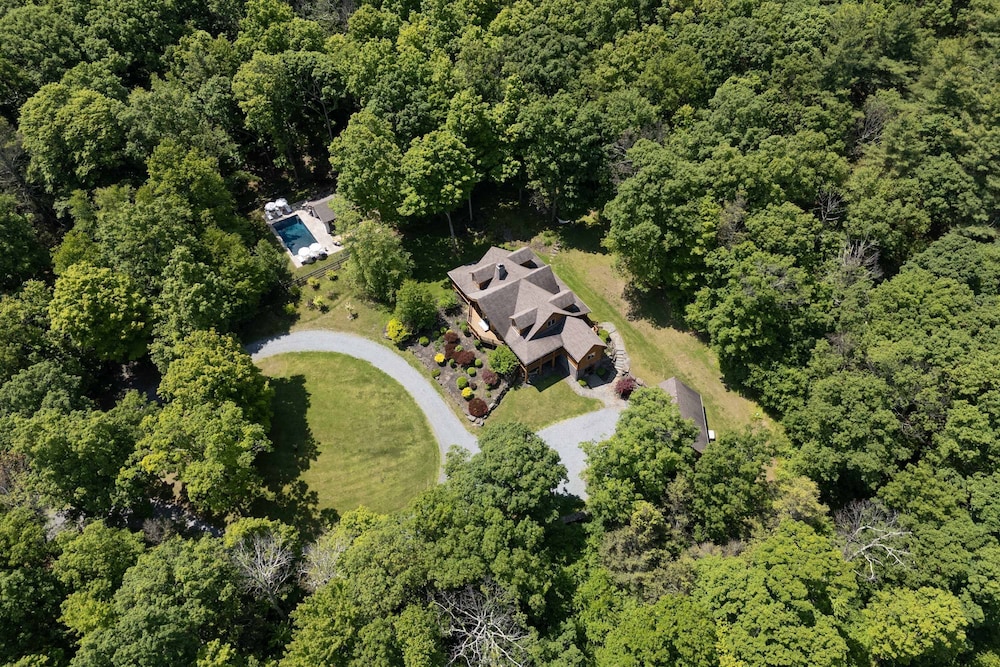 Luxury Private Estate w Pool Near Rhinebeck