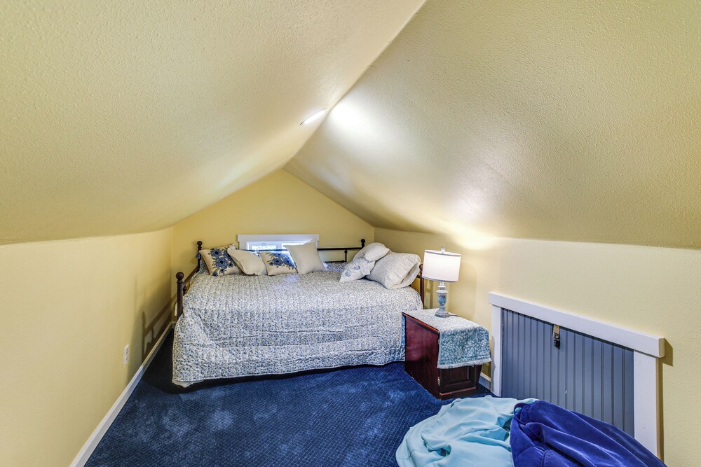 2 Mi to Dtwn Tacoma: Charming Home w/ Deck & Yard!