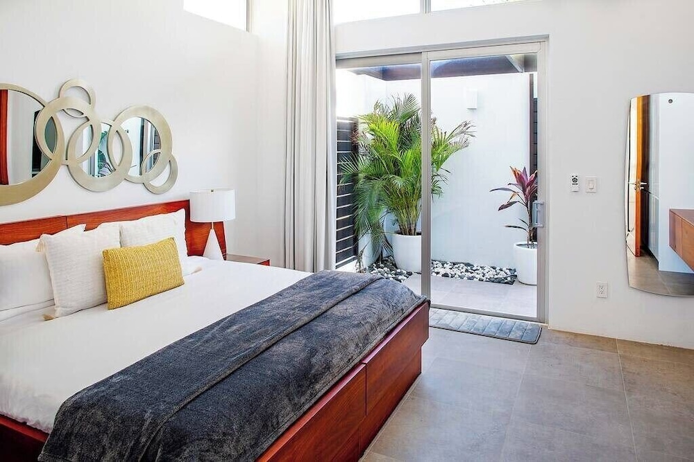 Oceanside Vacation Villa With Hotel Amenities v10