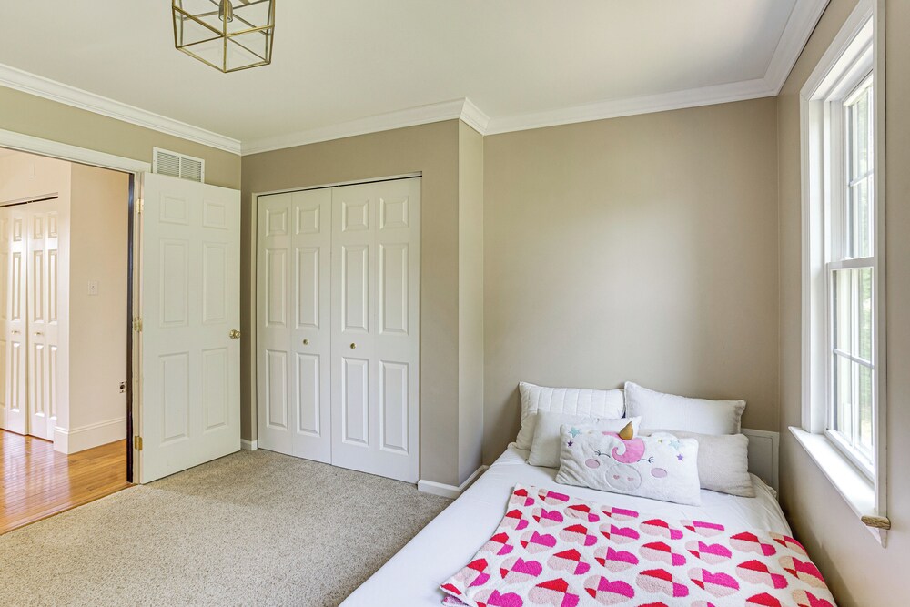 5 Mi to Dtwn York: Spacious Family Home