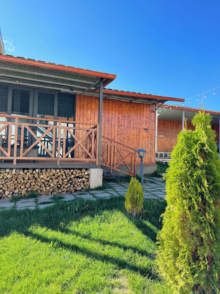 Aparan Guest House