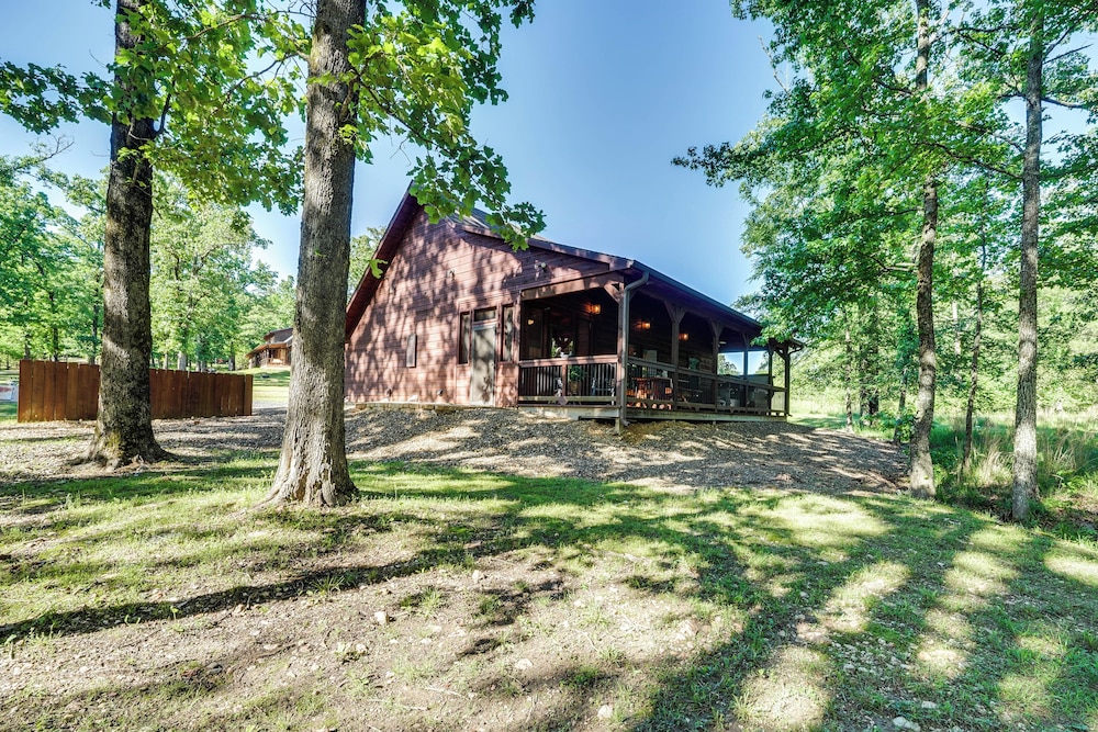 Walk to Restaurants: Hot Tub Haven in Broken Bow!