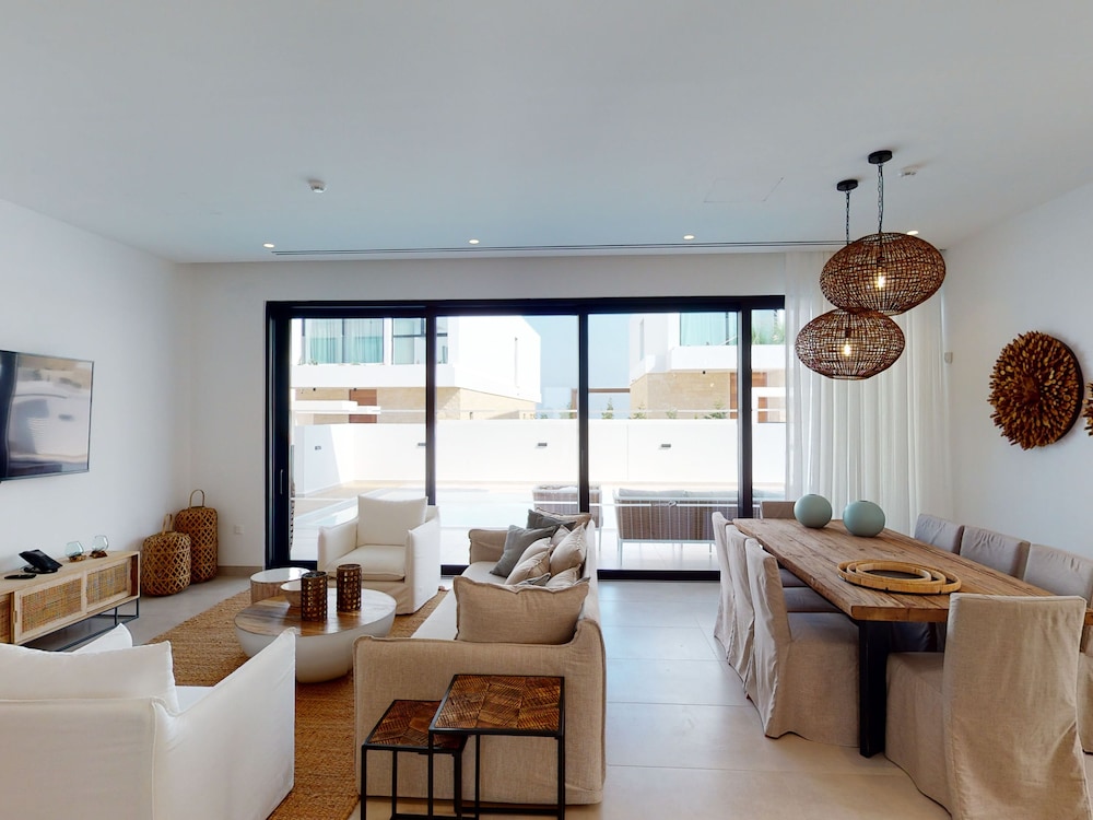 Sanders Konnos Bay Cleo - Amazing 4-bedroom Villa With a Side Sea View