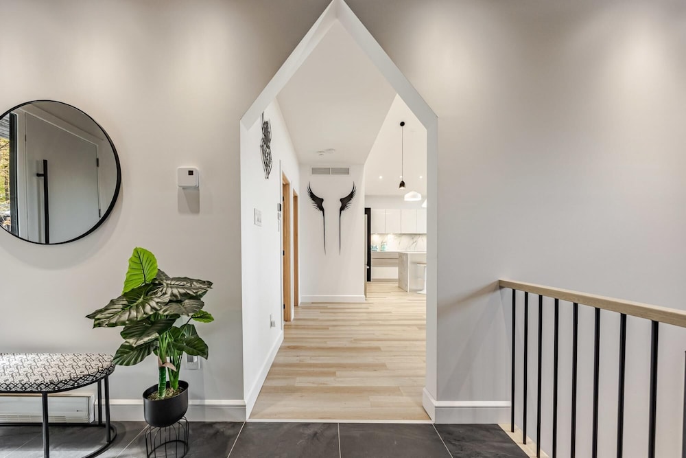 Valhalla - Scandinavian Style Chalet Directly on the Lake With Upscale Amenities and Private hot tub