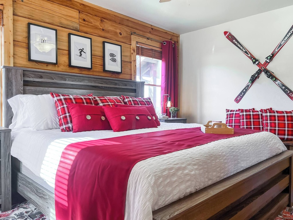 3 Kings 4 Bunks-sleeps 10-smart TV X6-parking out Front-full Kitchen-hot Tub