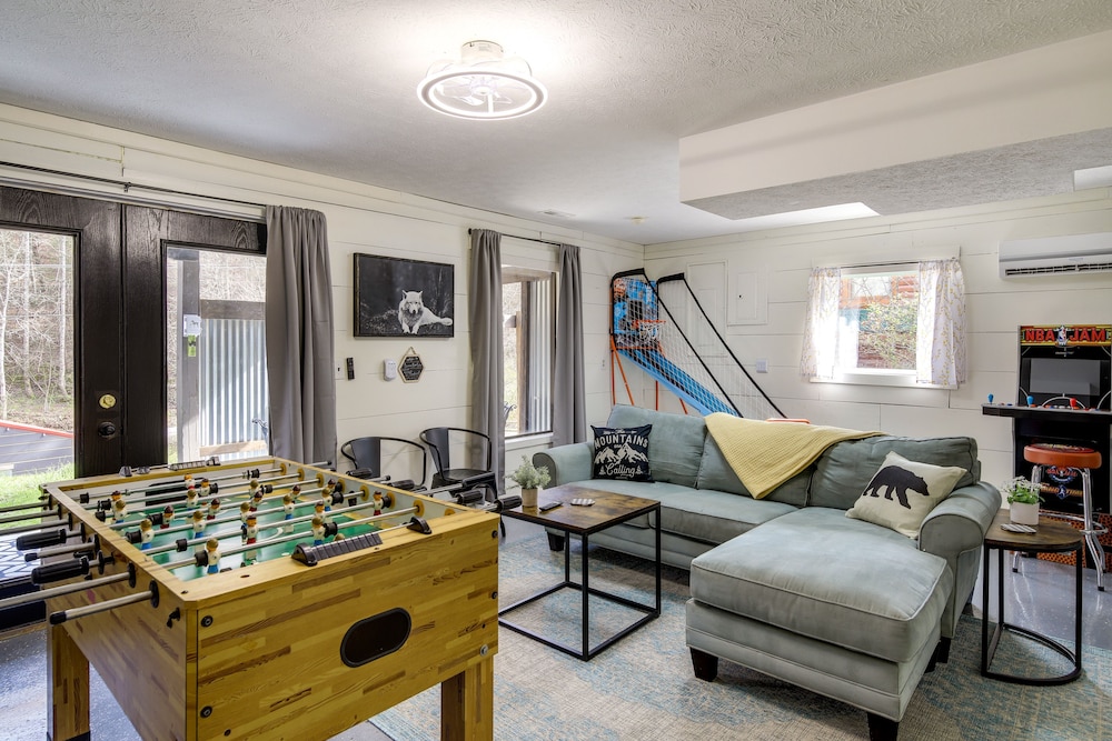 Pet-friendly Gatlinburg Cabin w/ Game Room! view 2