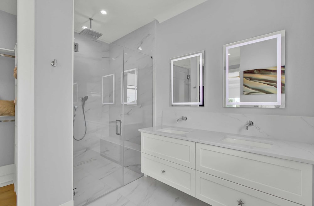 7 Beachwood East by Avantstay Steps to the Beach Ocean Views, Hot Tub, 7bdr