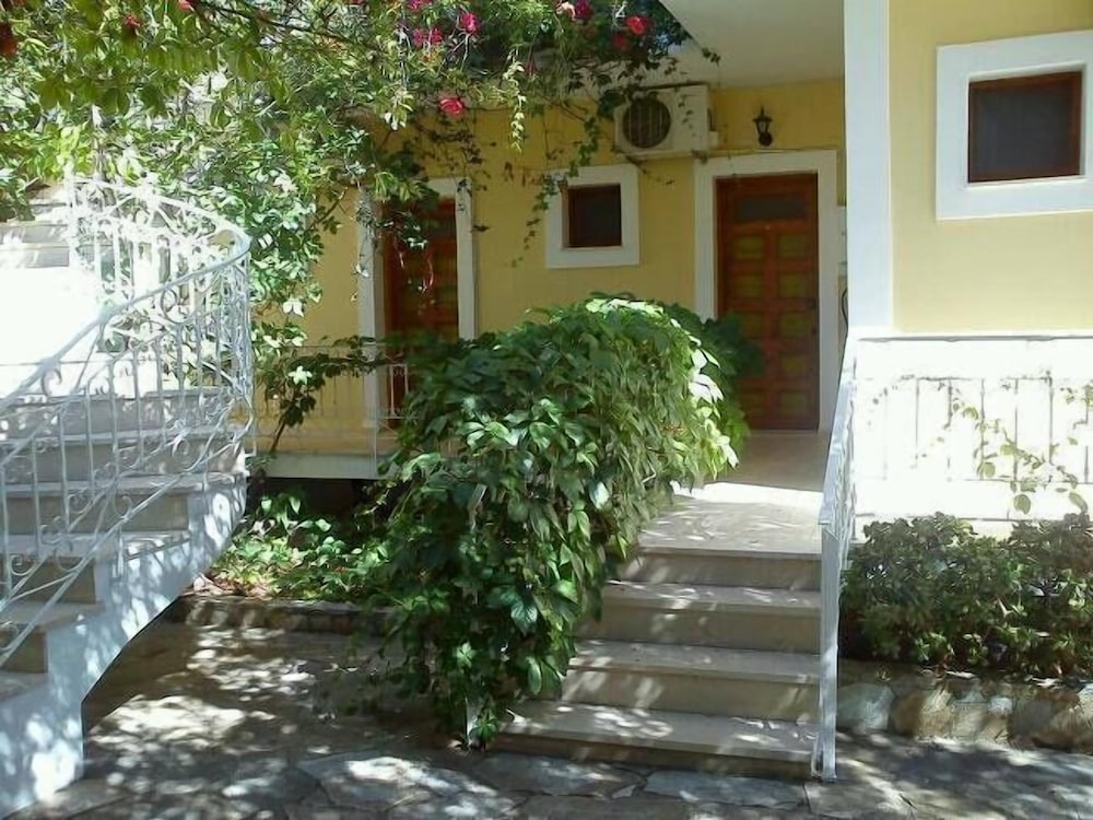Sofos Apartments